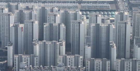 올 들어 서울에서 거래된 아파트 가운데 같은 단지에서 직전 거래보다 수천만원 하락한 가격에 거래된 아파트 비중이 높아졌다. 사진은 서울 시내 아파트 단지의 모습. <연합뉴스>